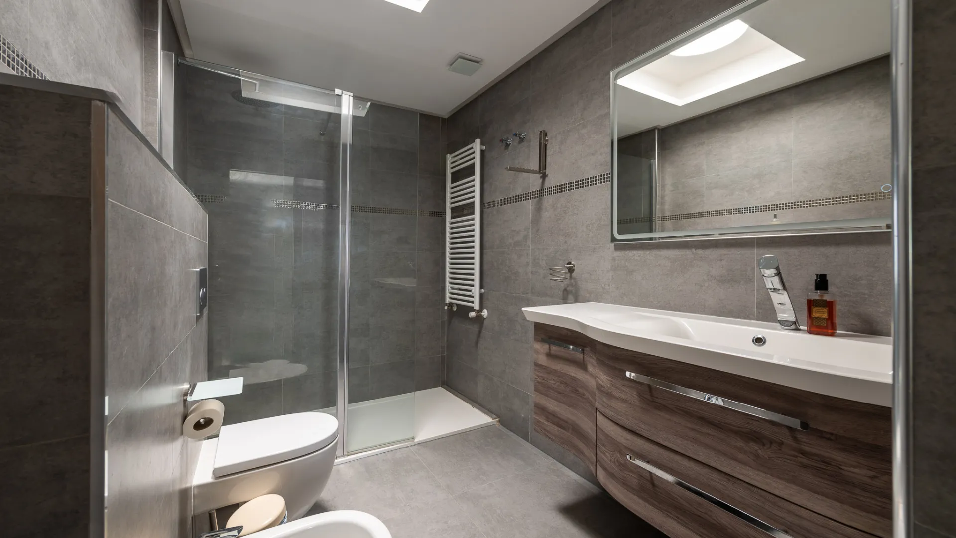 8 bedrooms Nueva Andalucia villa for sale