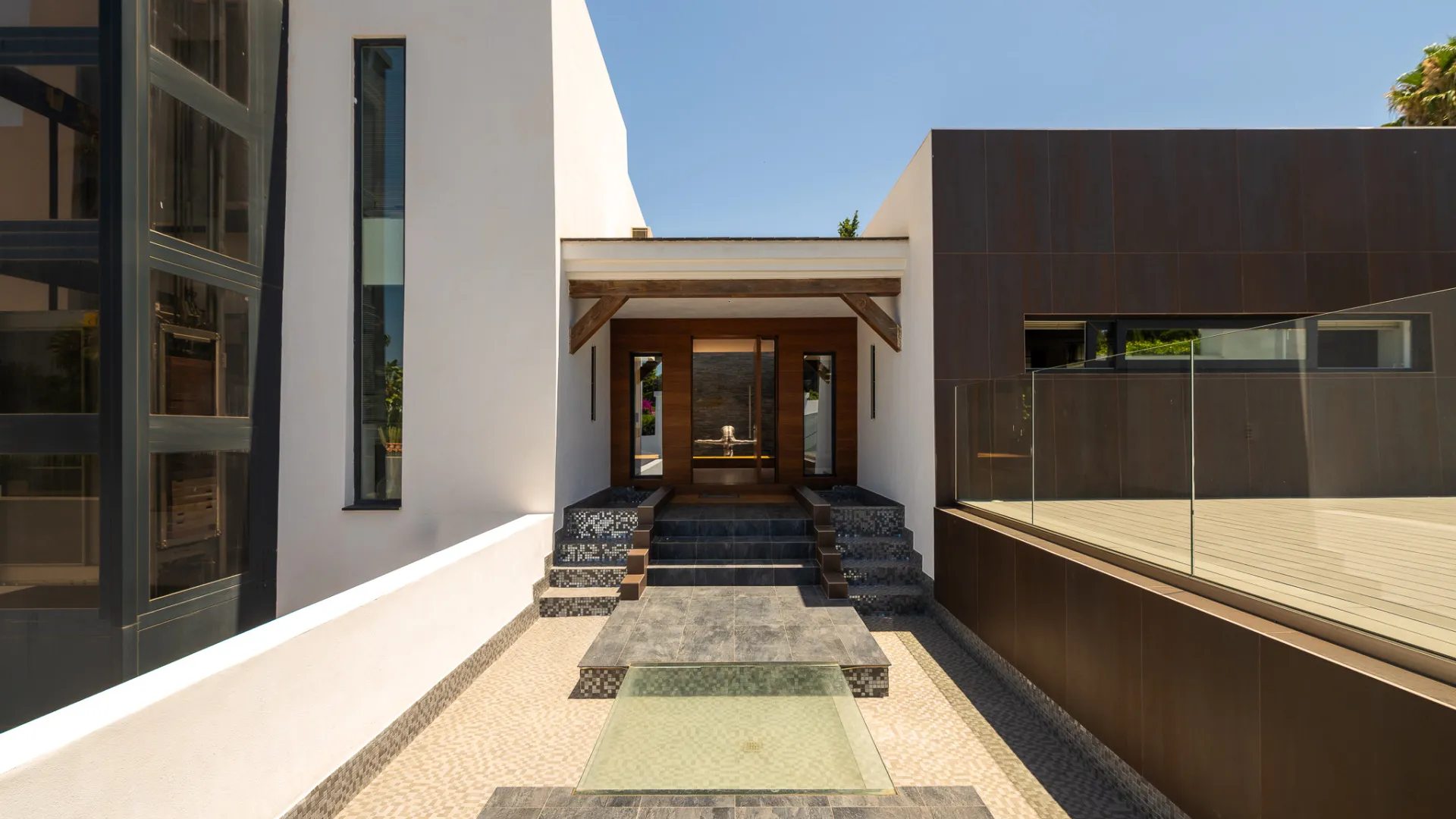 8 bedrooms Nueva Andalucia villa for sale