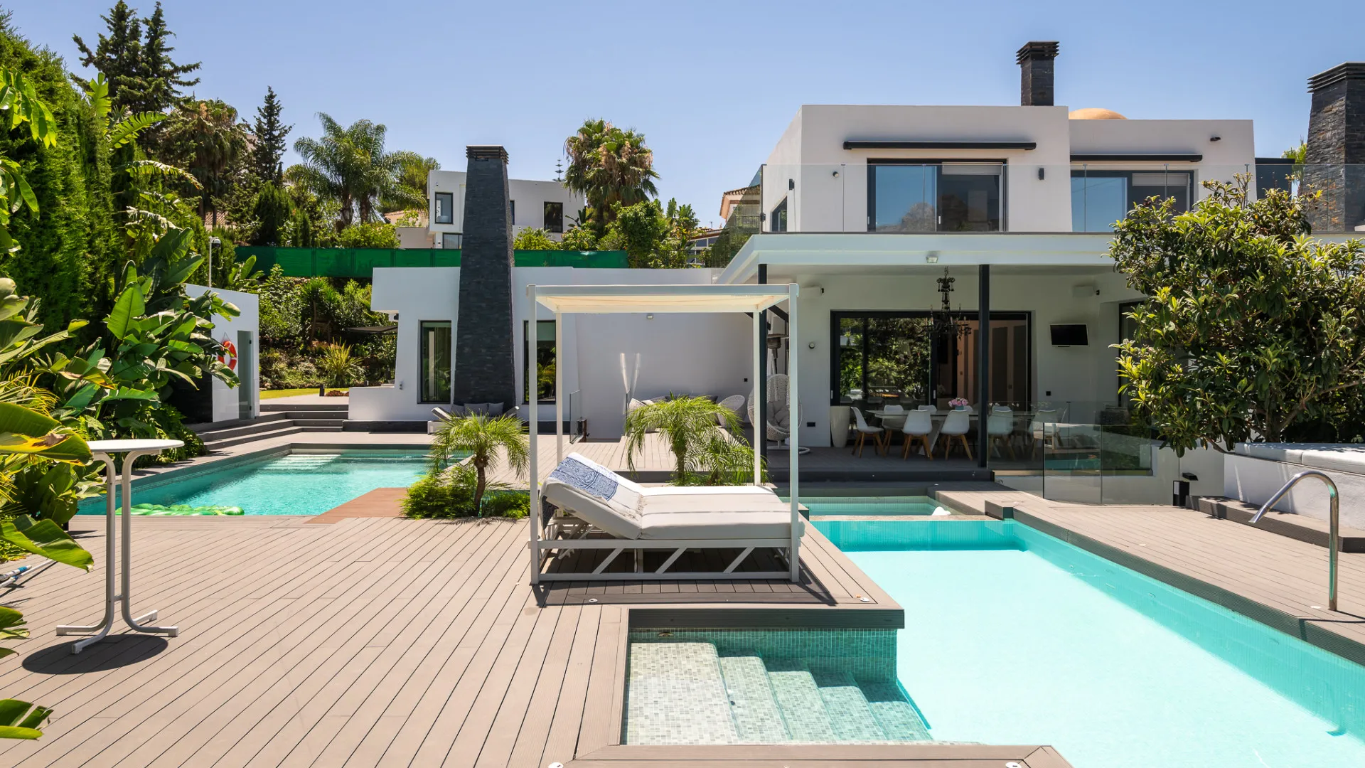 8 bedrooms Nueva Andalucia villa for sale