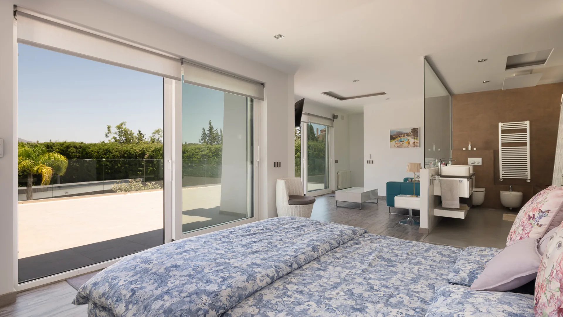 8 bedrooms Nueva Andalucia villa for sale