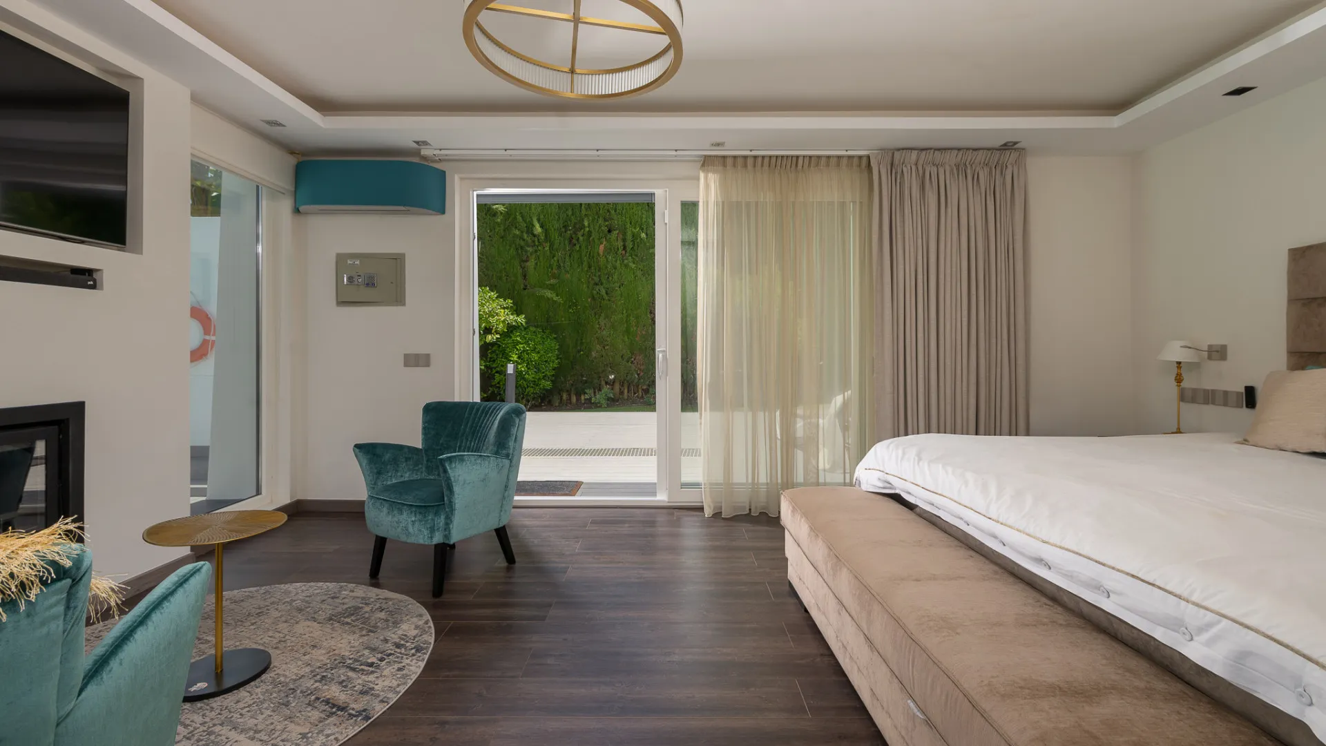 8 bedrooms Nueva Andalucia villa for sale