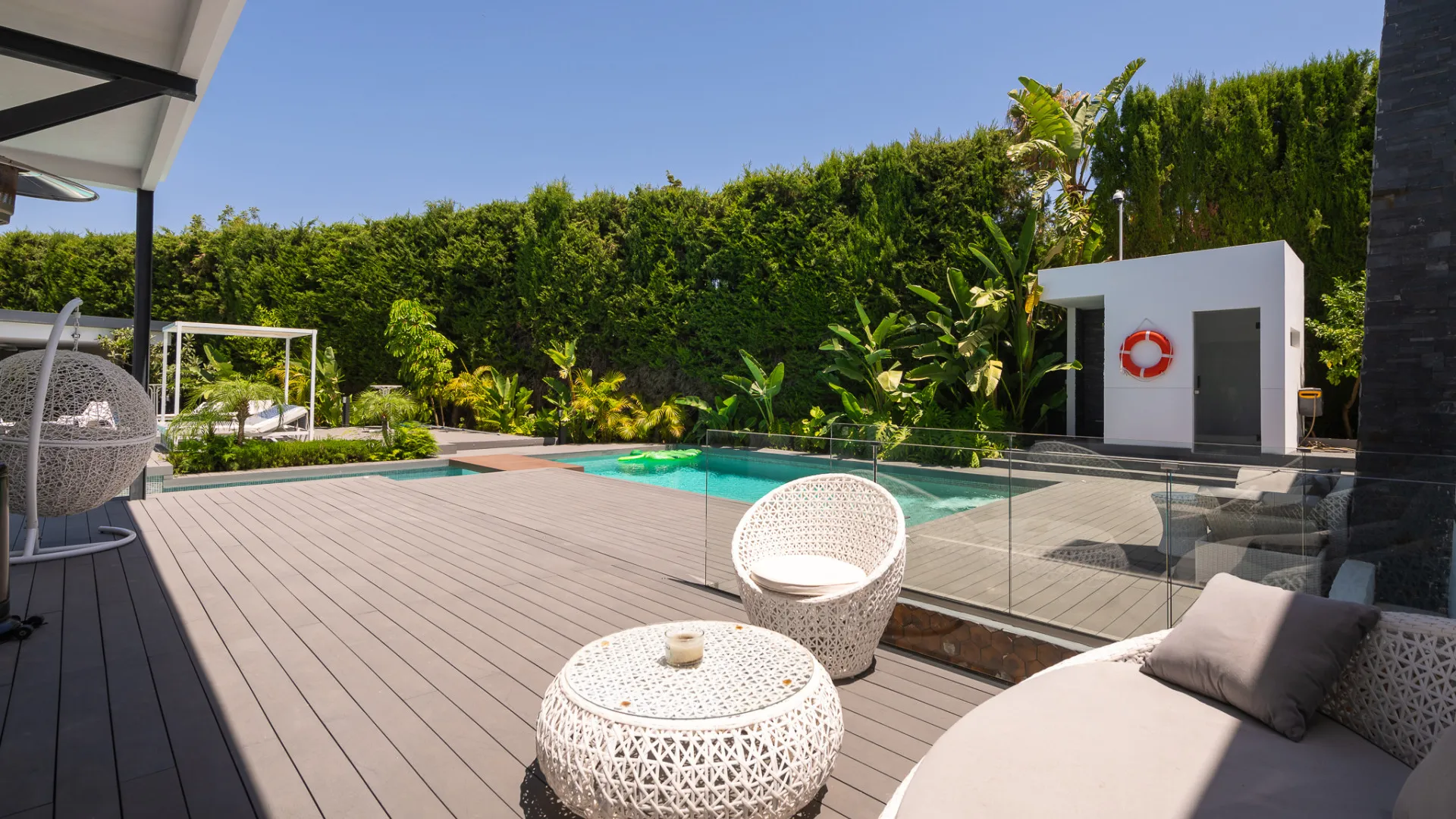 8 bedrooms Nueva Andalucia villa for sale