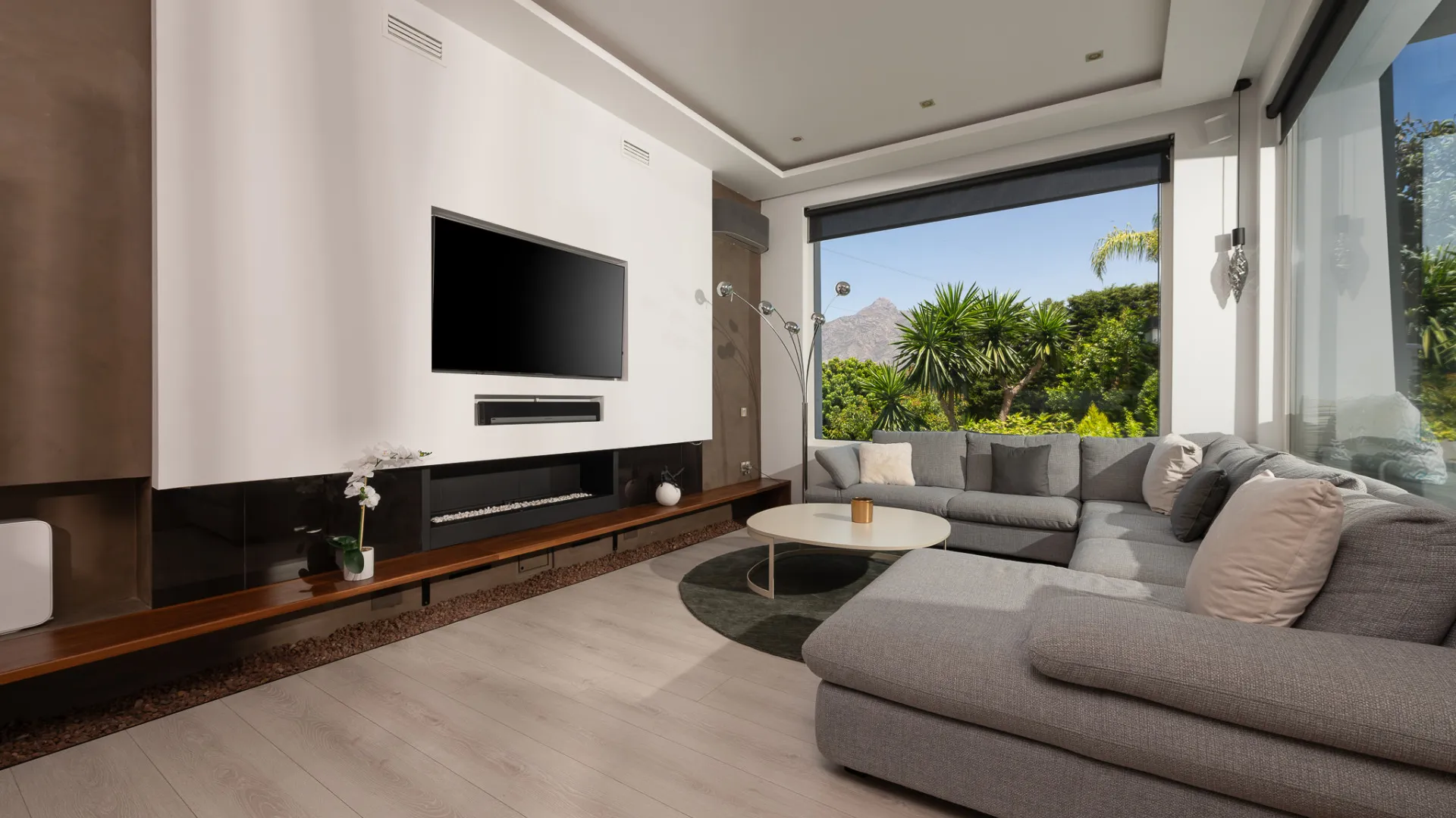 8 bedrooms Nueva Andalucia villa for sale