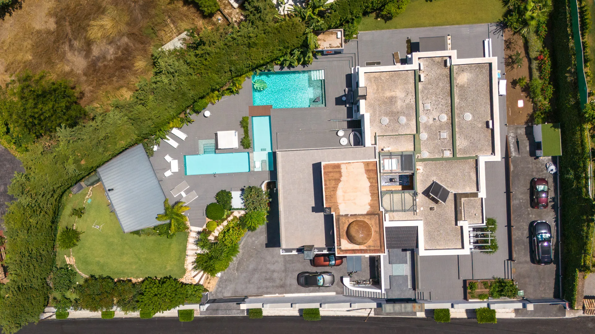 8 bedrooms Nueva Andalucia villa for sale