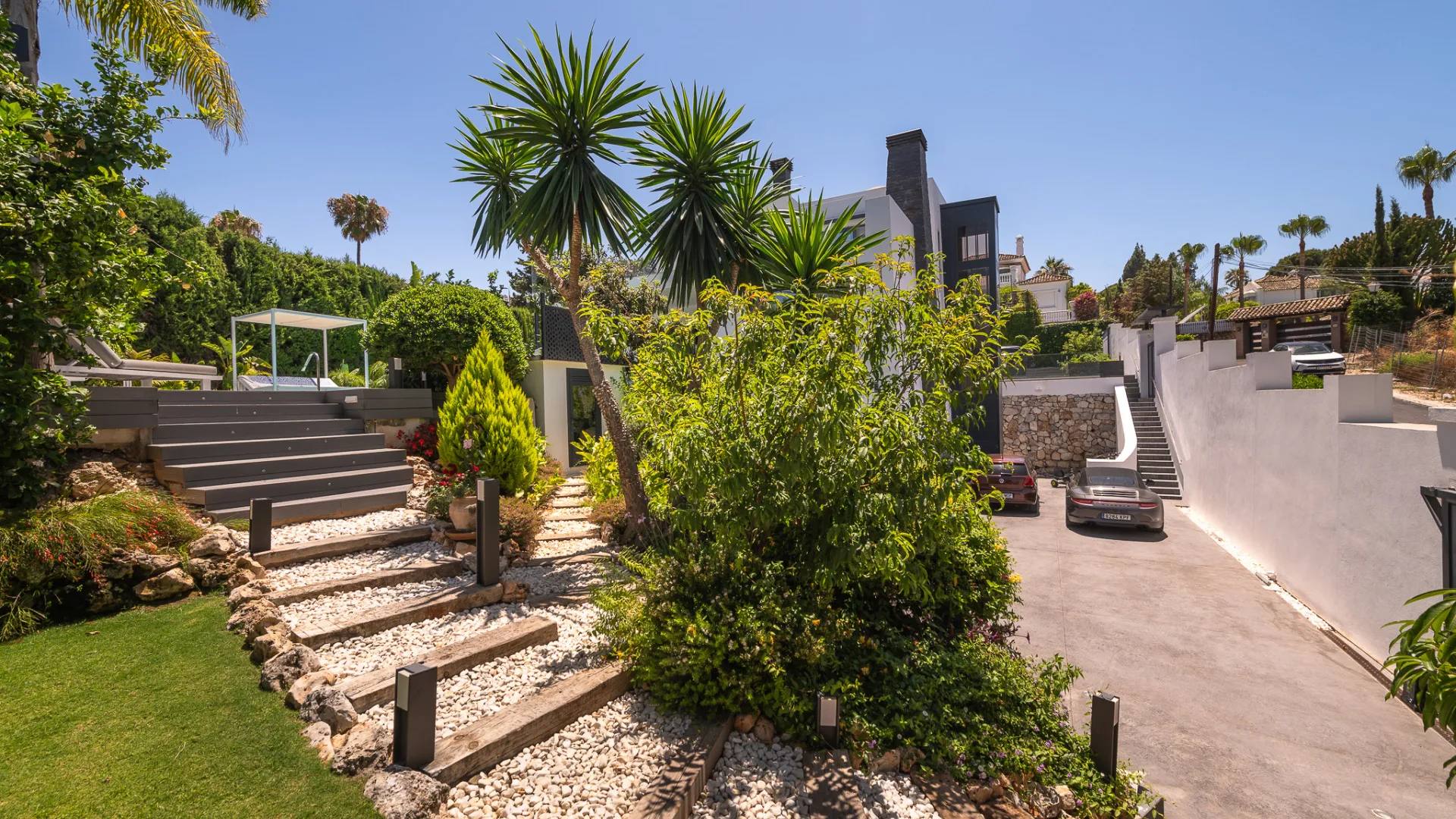 8 bedrooms Nueva Andalucia villa for sale