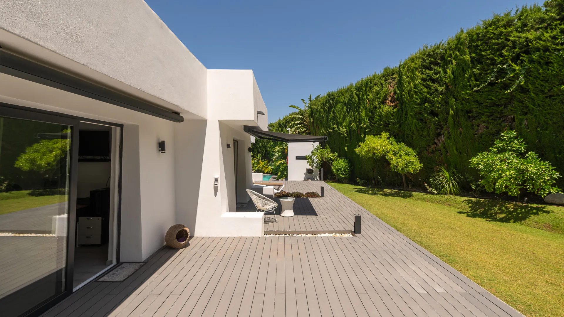 8 bedrooms Nueva Andalucia villa for sale