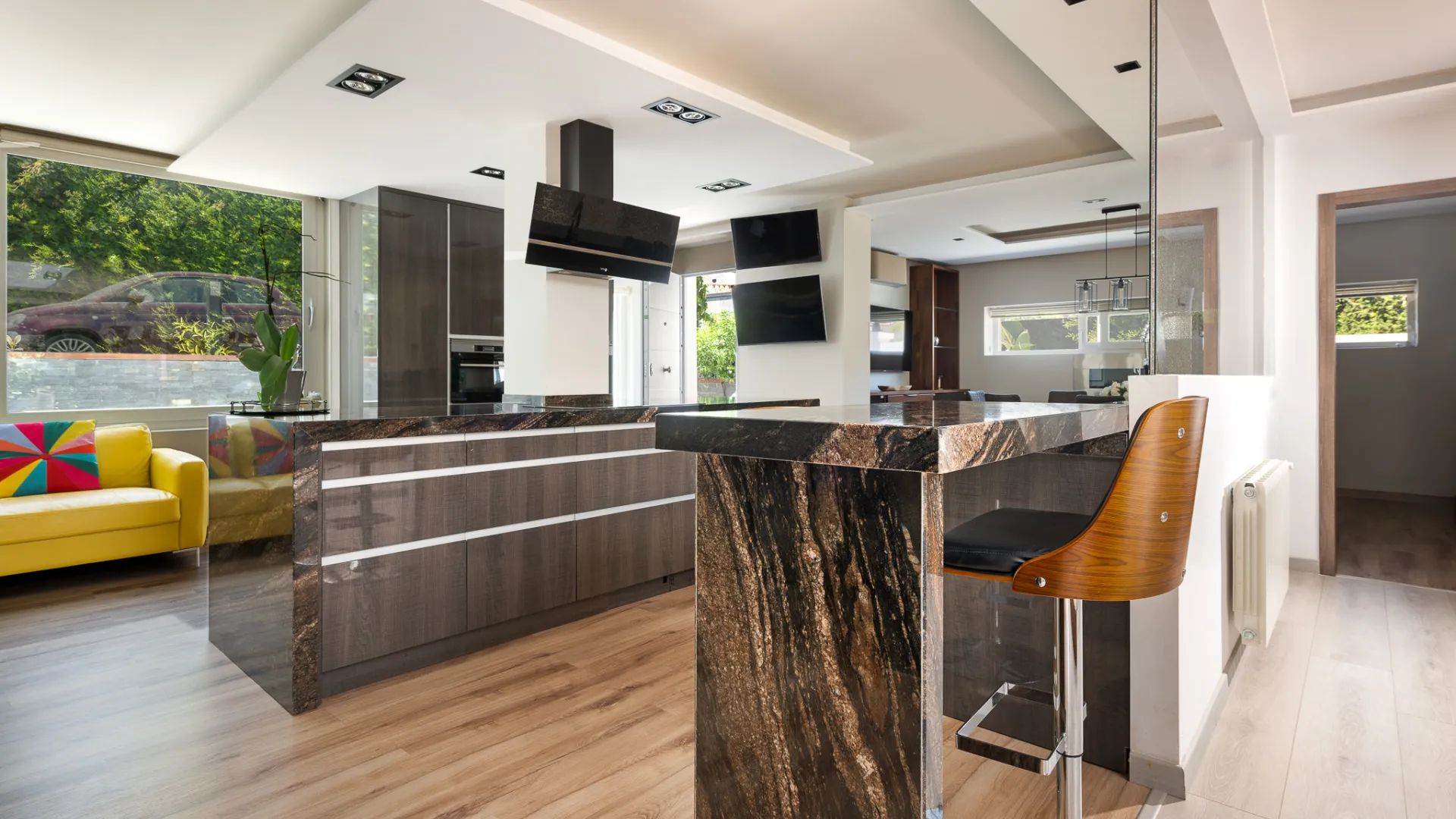 8 bedrooms Nueva Andalucia villa for sale