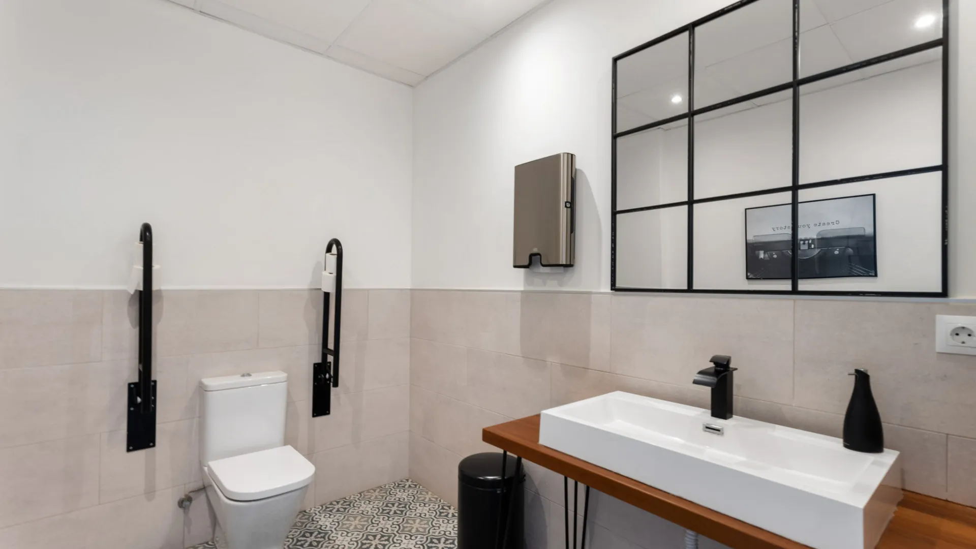 Hotel with 11 bedrooms for sale in Estepona