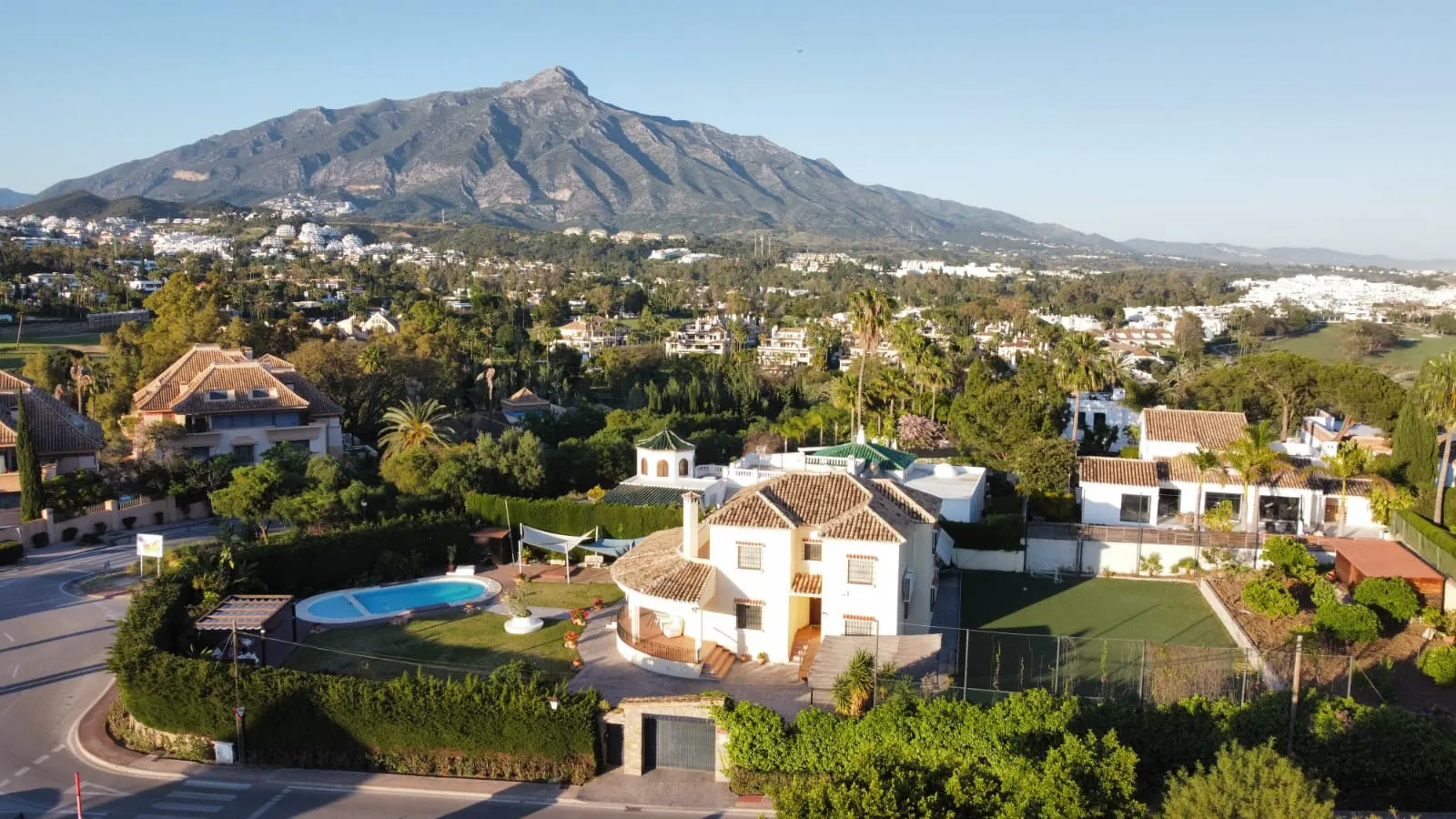 For sale villa in Nueva Andalucia