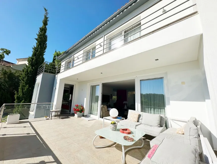 Se vende villa en Los Arqueros de 5 dormitorios