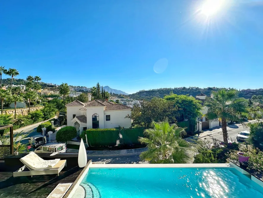 Se vende villa en Los Arqueros de 5 dormitorios