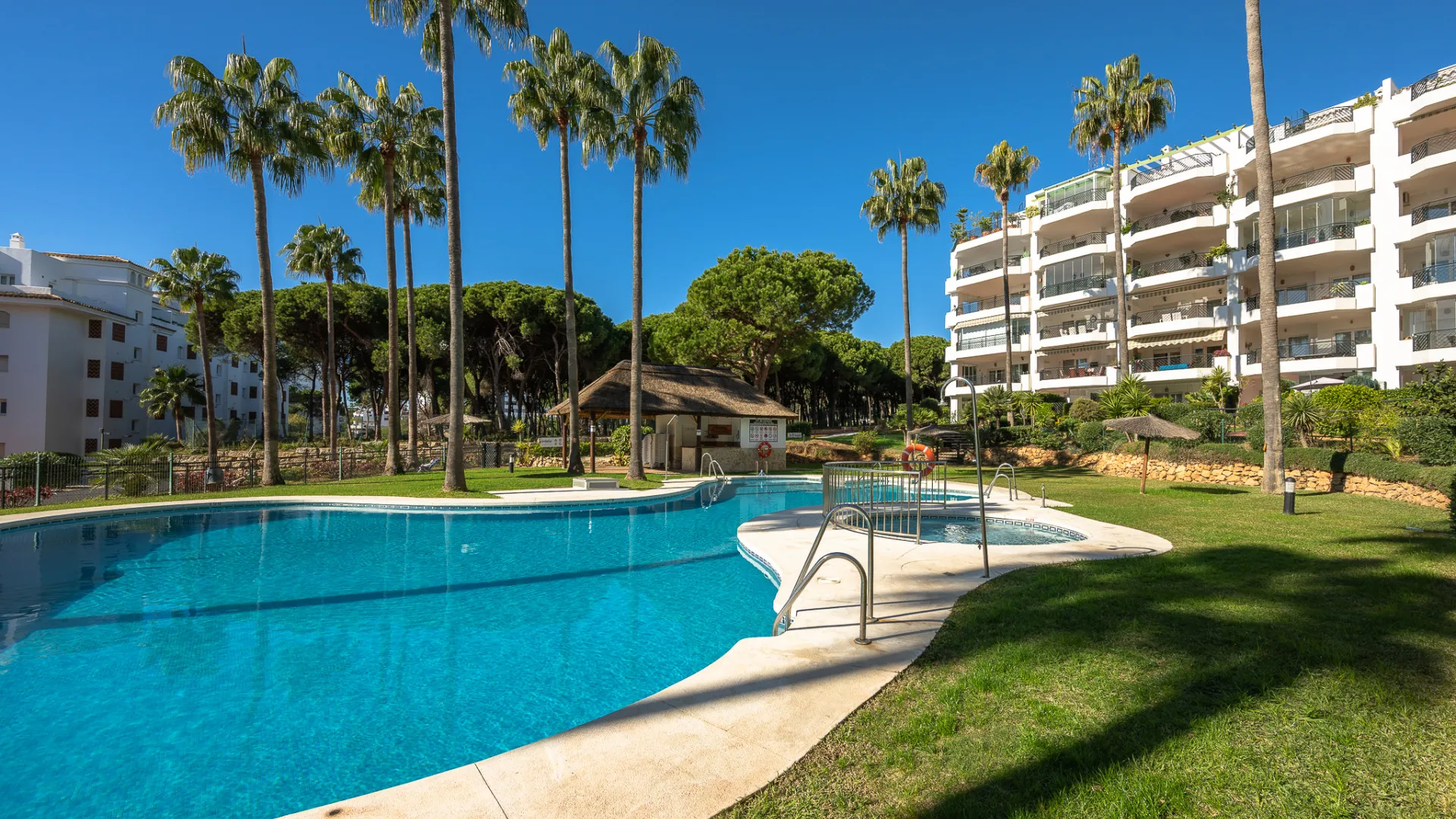 Apartamento en venta en Calahonda con 2 dormitorios