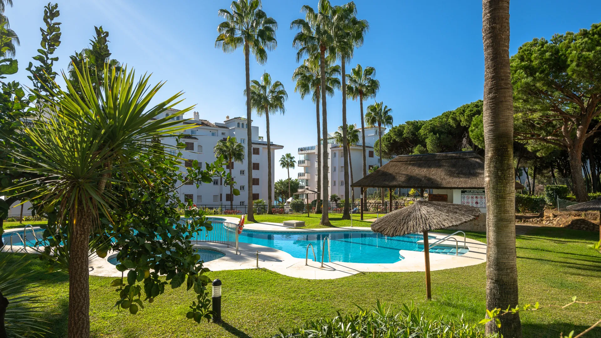 Apartamento en venta en Calahonda con 2 dormitorios