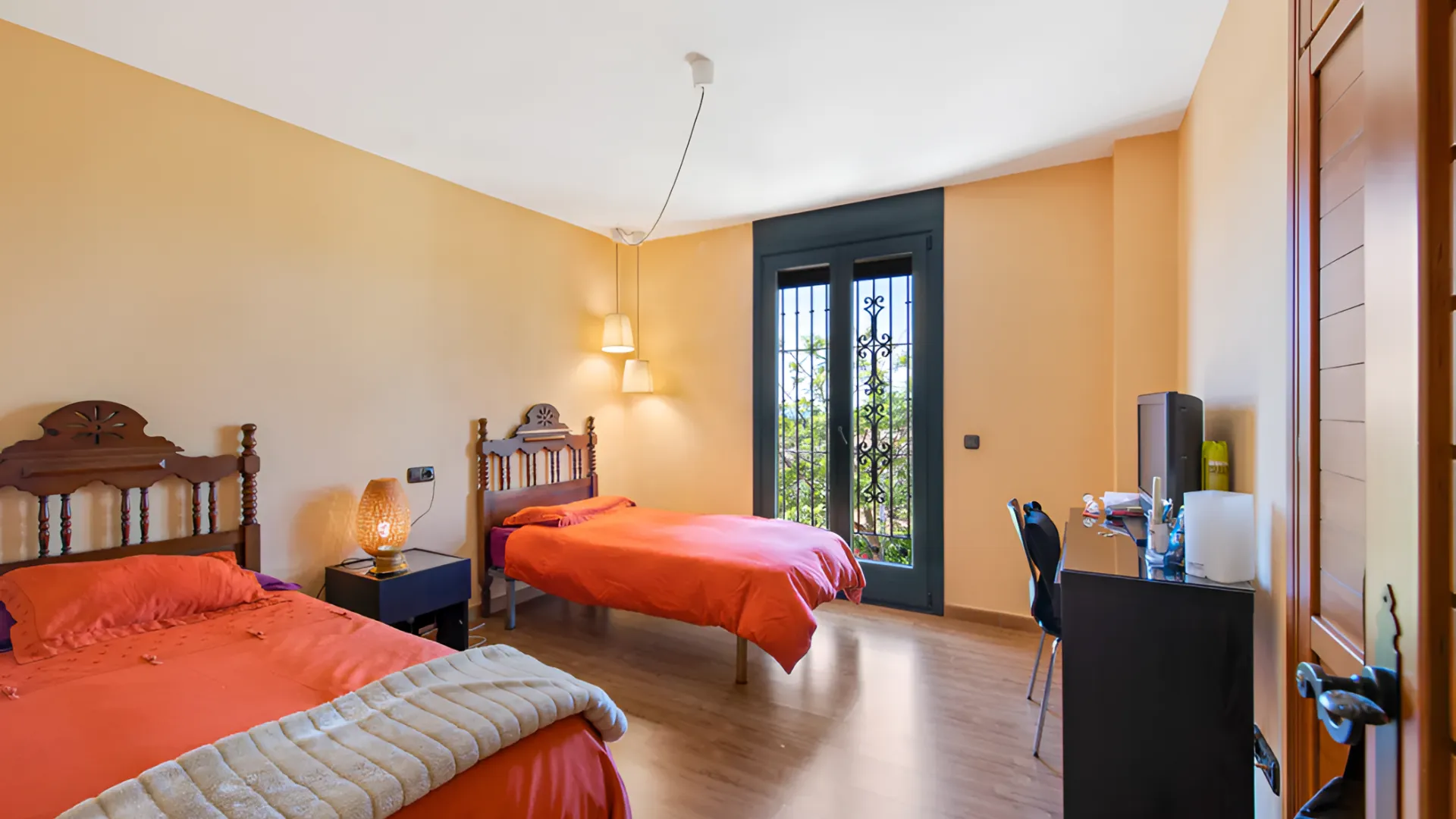 Estepona Este, villa con 6 dormitorios en venta