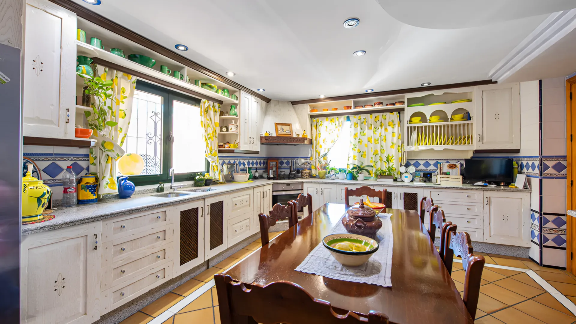 Estepona Este, villa con 6 dormitorios en venta