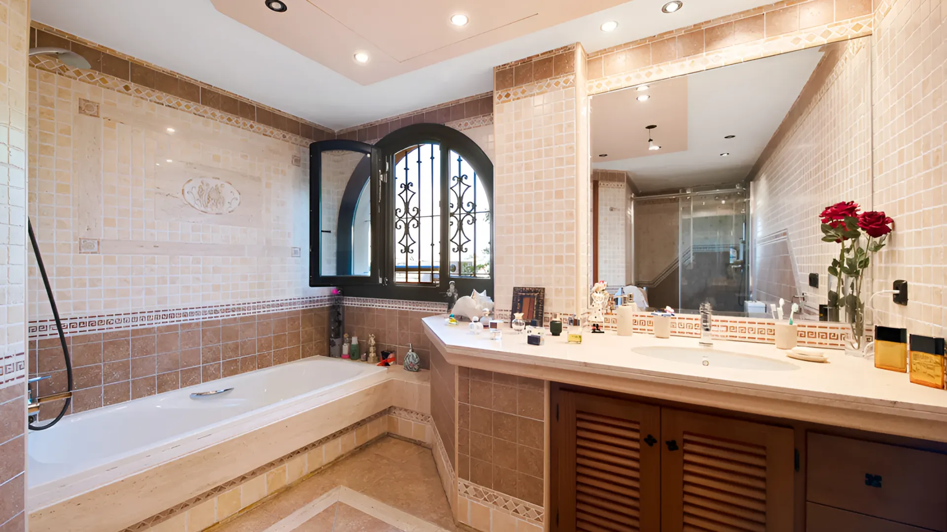 Estepona Este, villa con 6 dormitorios en venta
