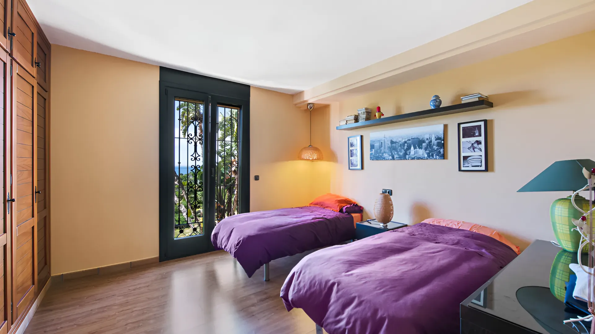 Estepona Este, villa con 6 dormitorios en venta