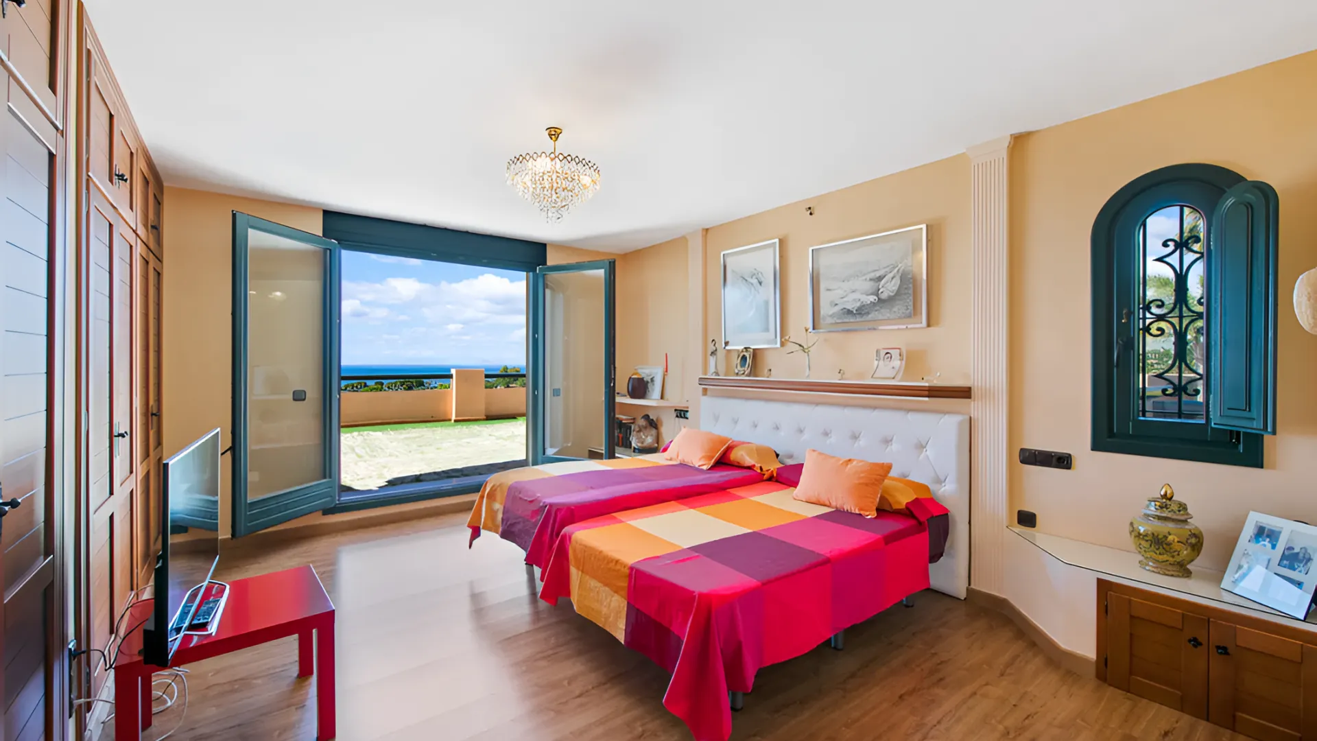 Estepona Este, villa con 6 dormitorios en venta