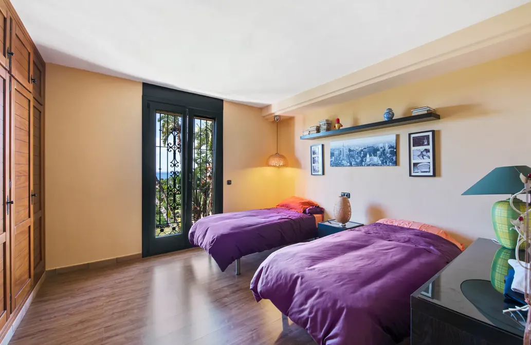 Estepona Este, finca en venta con 5 dormitorios