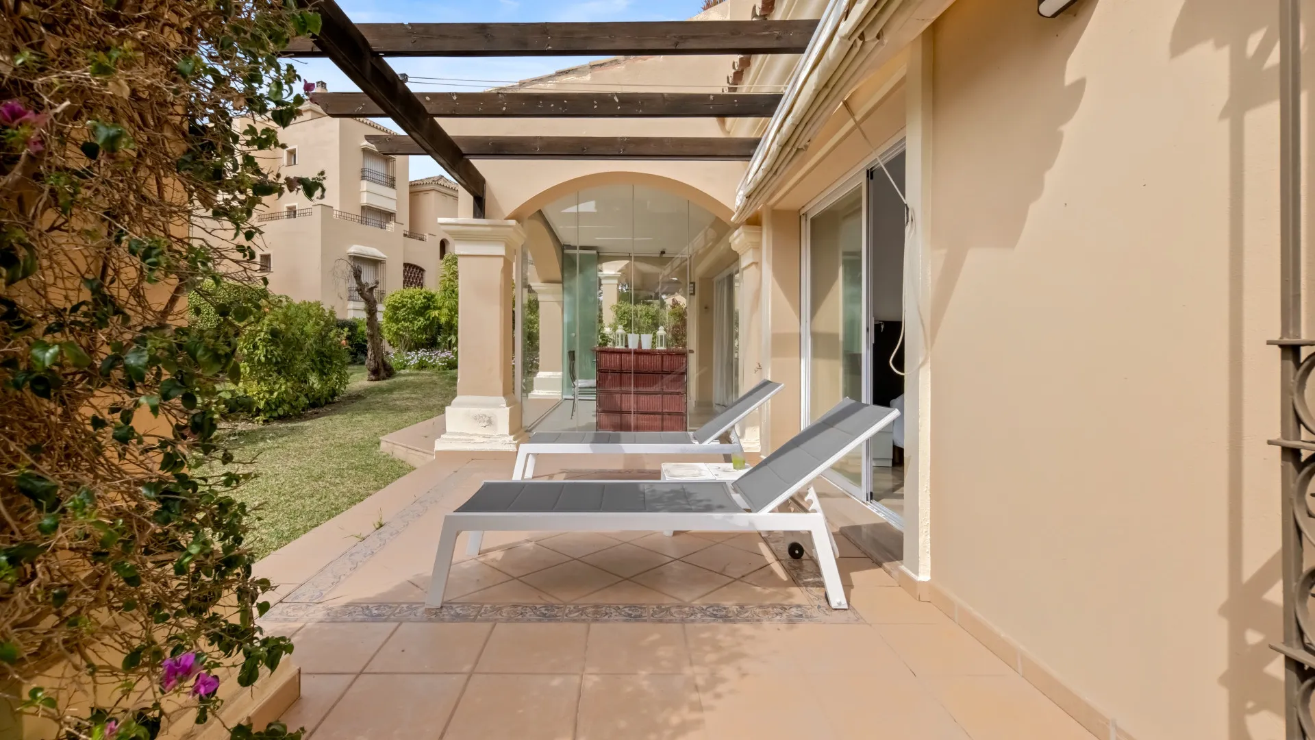 Apartamento planta baja de 3 dormitorios en venta en Hacienda Elviria