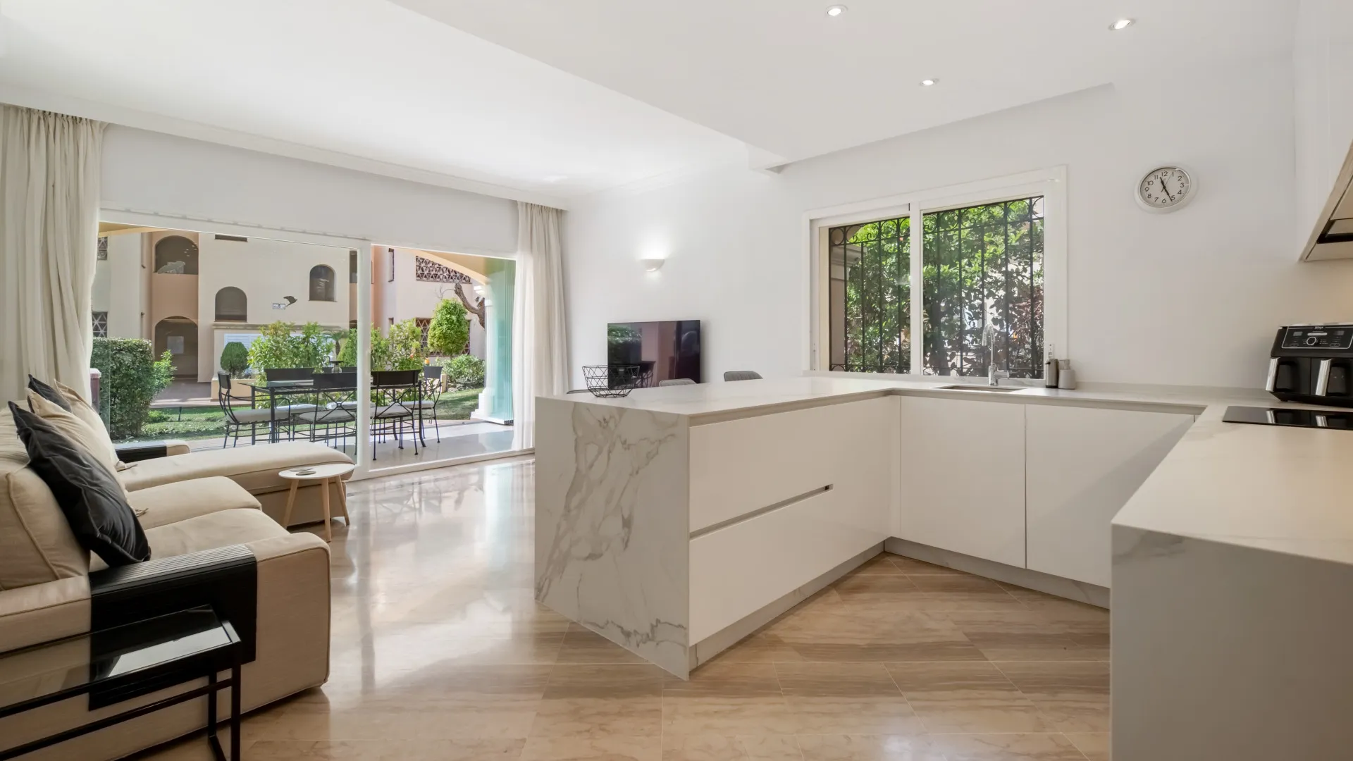 Apartamento planta baja de 3 dormitorios en venta en Hacienda Elviria