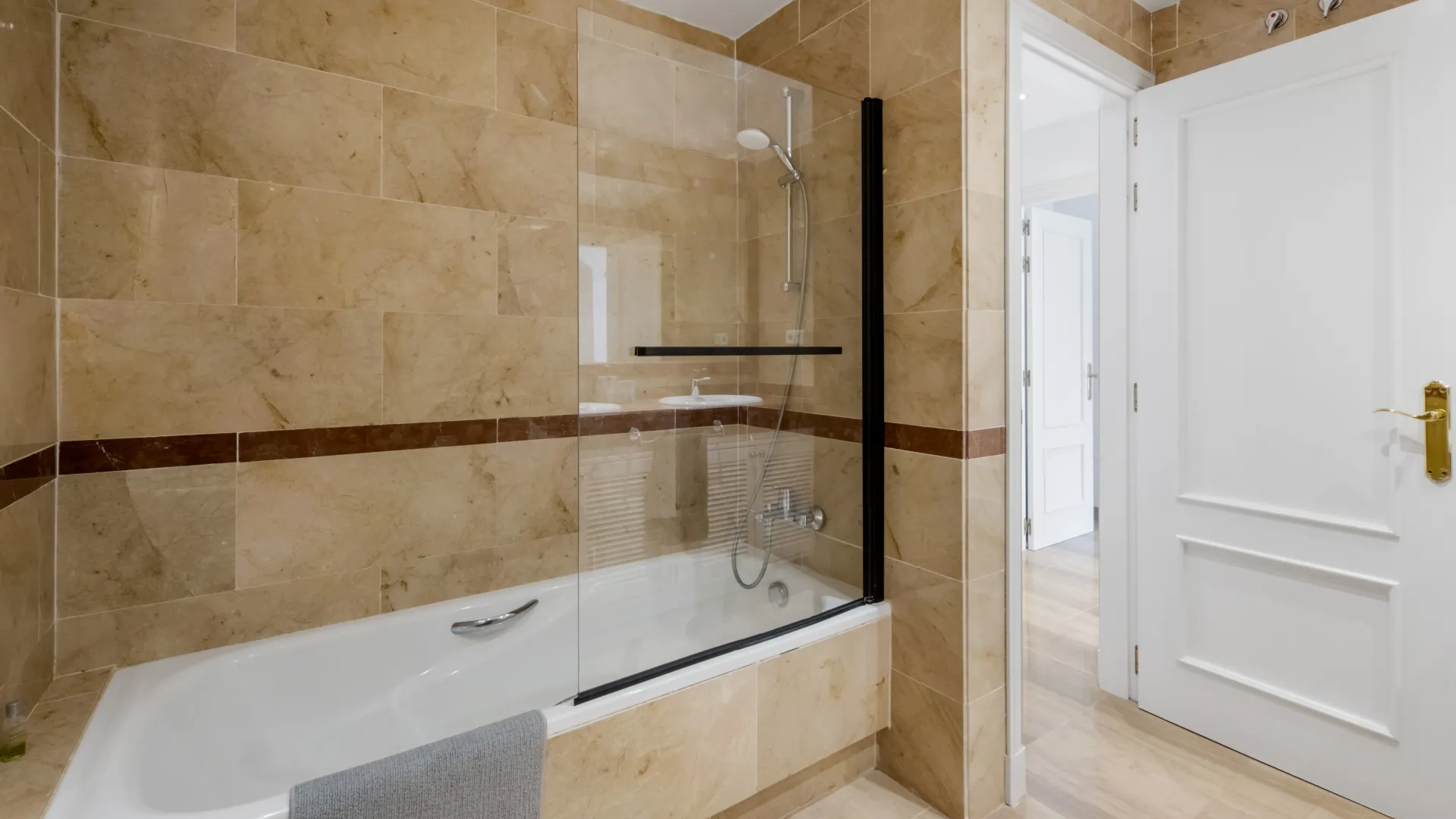 Apartamento planta baja de 3 dormitorios en venta en Hacienda Elviria