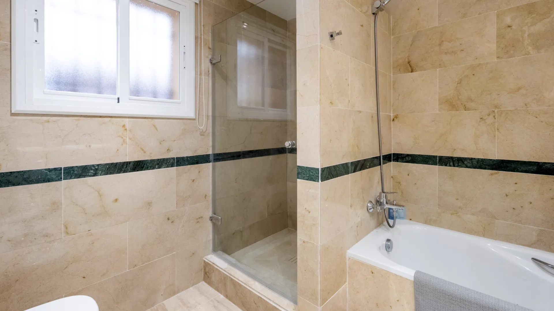 Apartamento planta baja de 3 dormitorios en venta en Hacienda Elviria