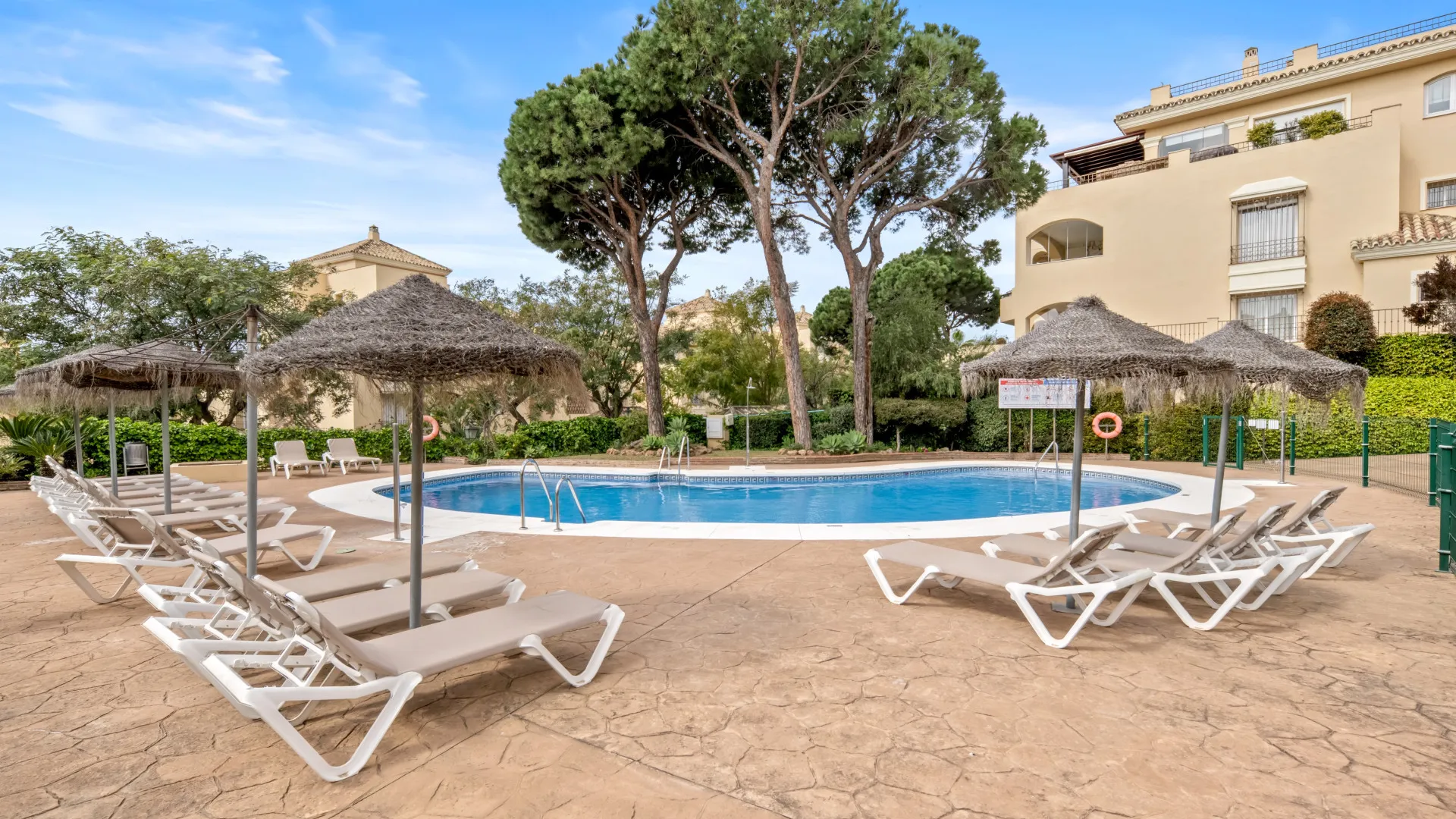 Apartamento planta baja de 3 dormitorios en venta en Hacienda Elviria