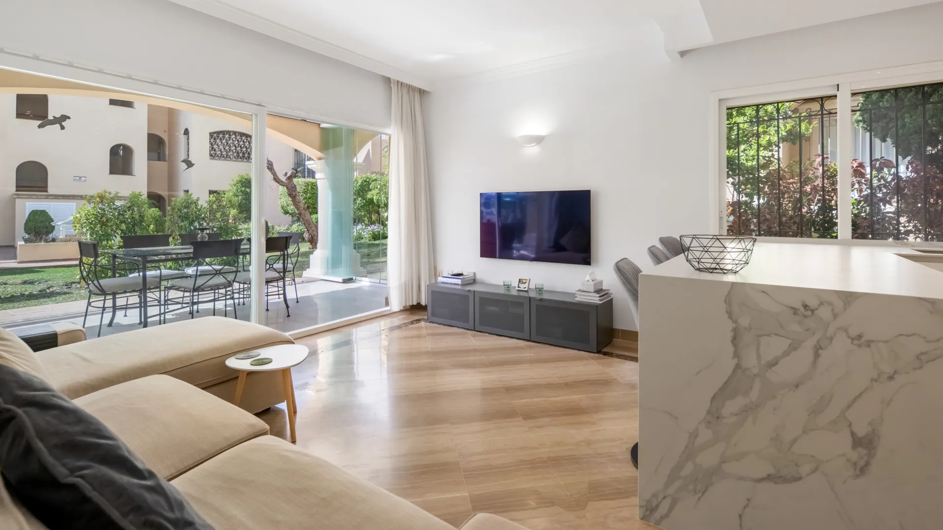 Apartamento planta baja de 3 dormitorios en venta en Hacienda Elviria