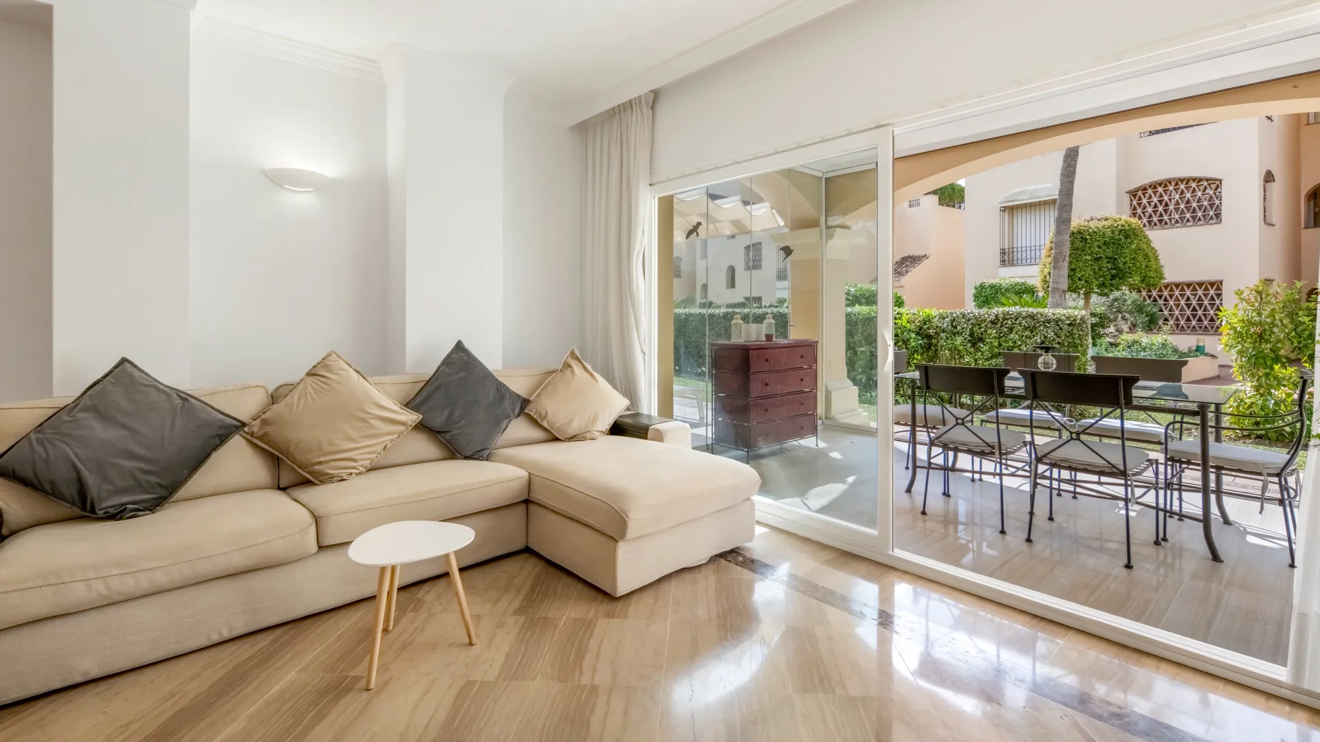 Apartamento planta baja de 3 dormitorios en venta en Hacienda Elviria
