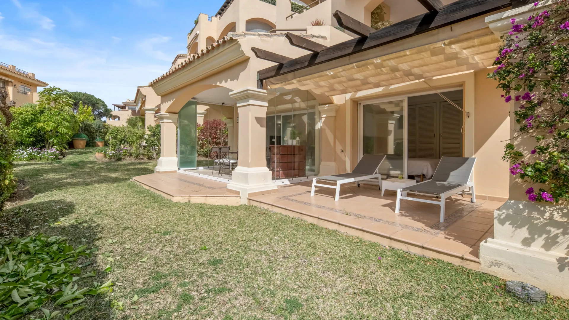 Apartamento planta baja de 3 dormitorios en venta en Hacienda Elviria