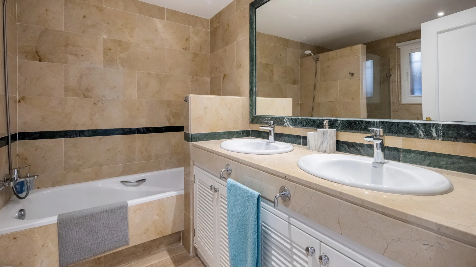 Apartamento planta baja de 3 dormitorios en venta en Hacienda Elviria