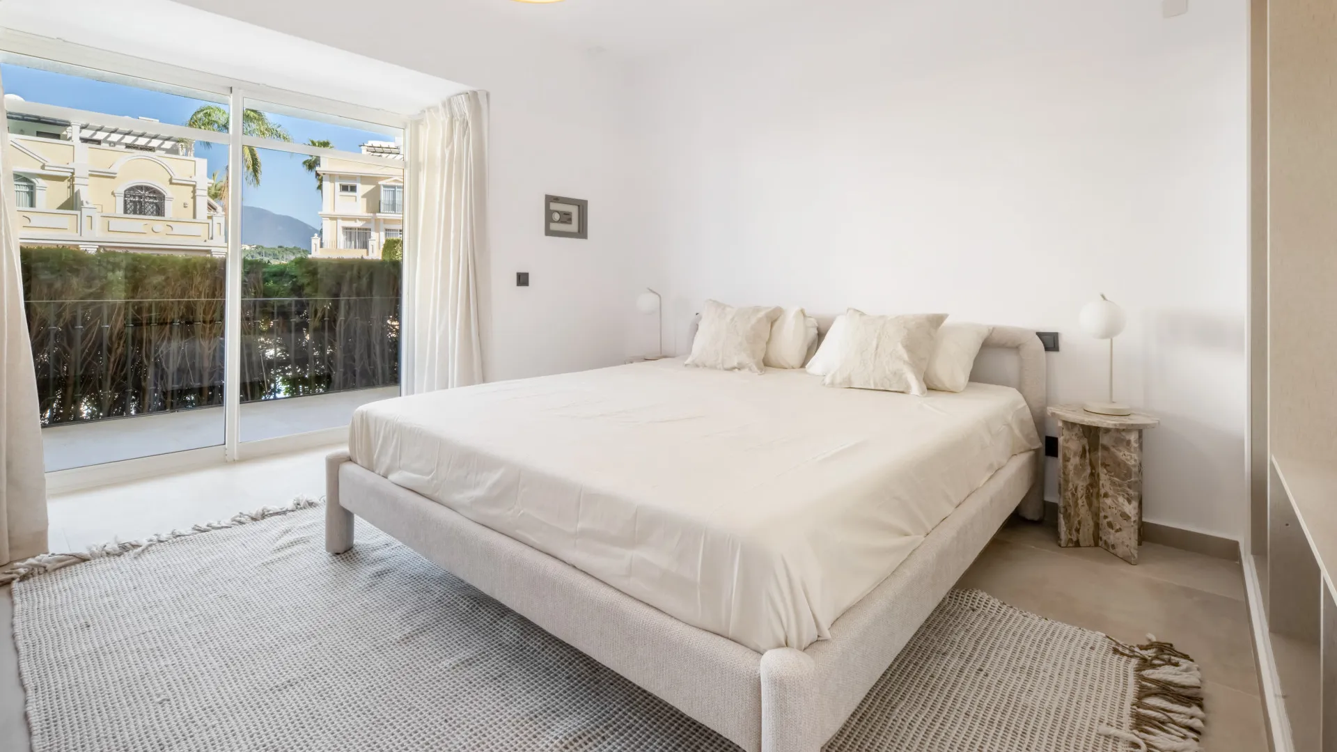 Buy apartment with 3 bedrooms in Nueva Andalucia