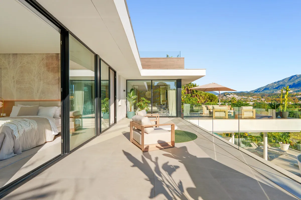 Villa for sale in Nueva Andalucia with 5 bedrooms