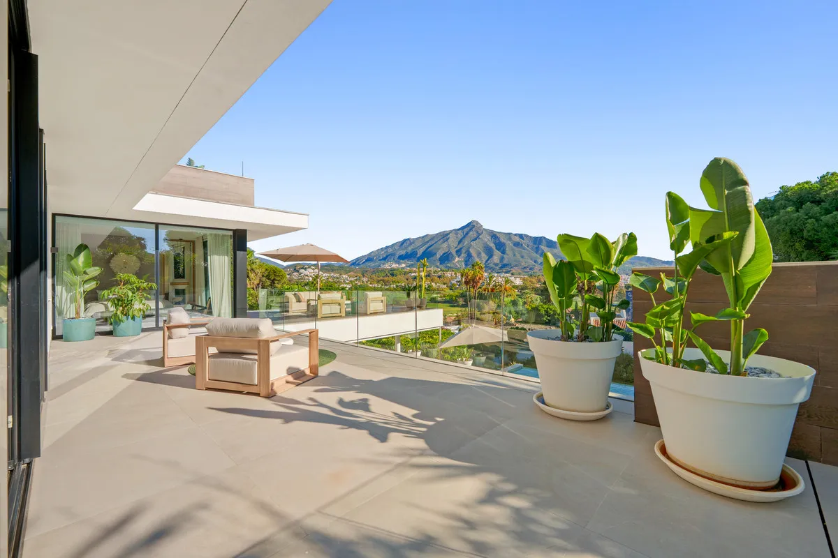 Villa for sale in Nueva Andalucia with 5 bedrooms