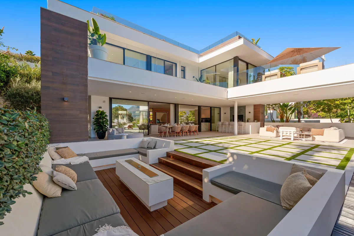 Villa for sale in Nueva Andalucia with 5 bedrooms