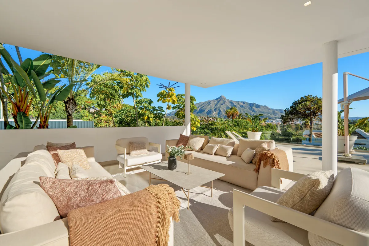 Villa for sale in Nueva Andalucia with 5 bedrooms