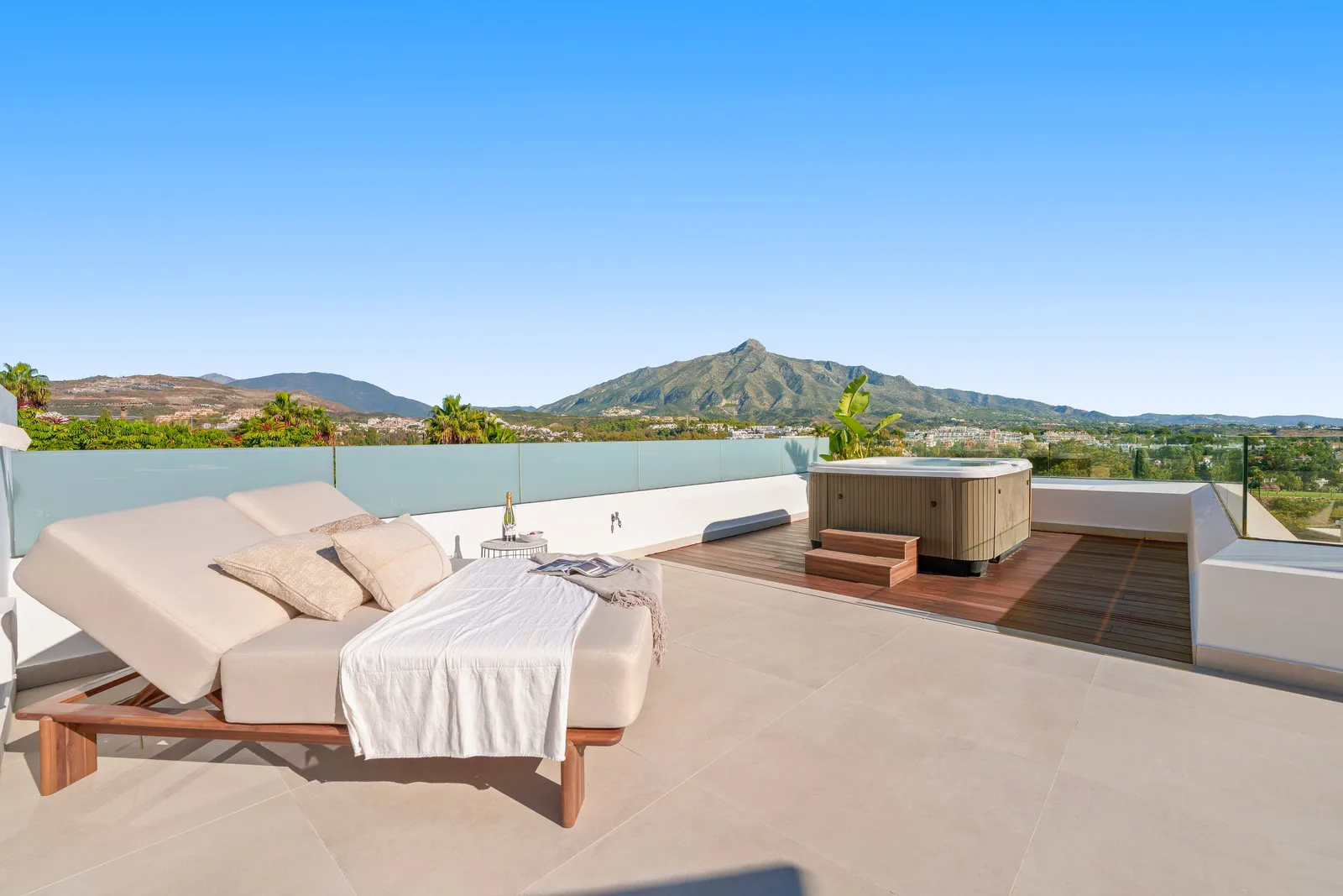 Nueva Andalucia, villa de 5 dormitorios a la venta