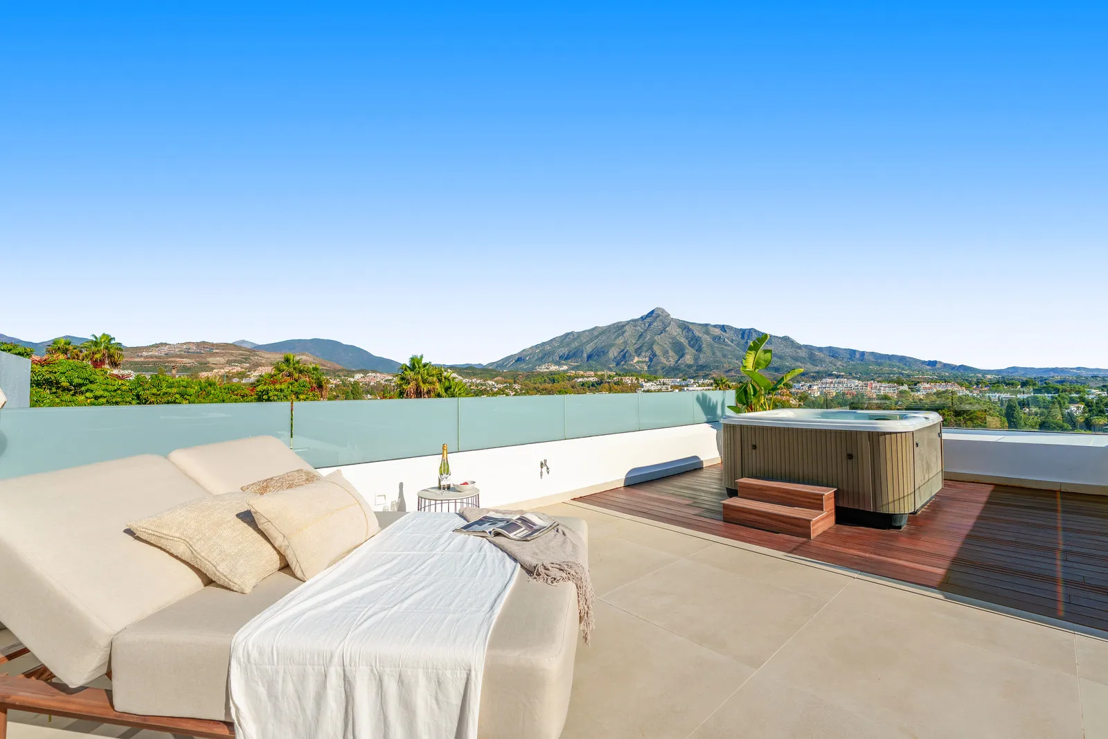 Nueva Andalucia, villa de 5 dormitorios a la venta