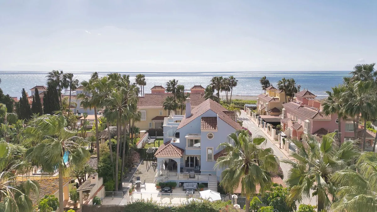 Villa for sale in Marbella - Puerto Banus with 7 bedrooms