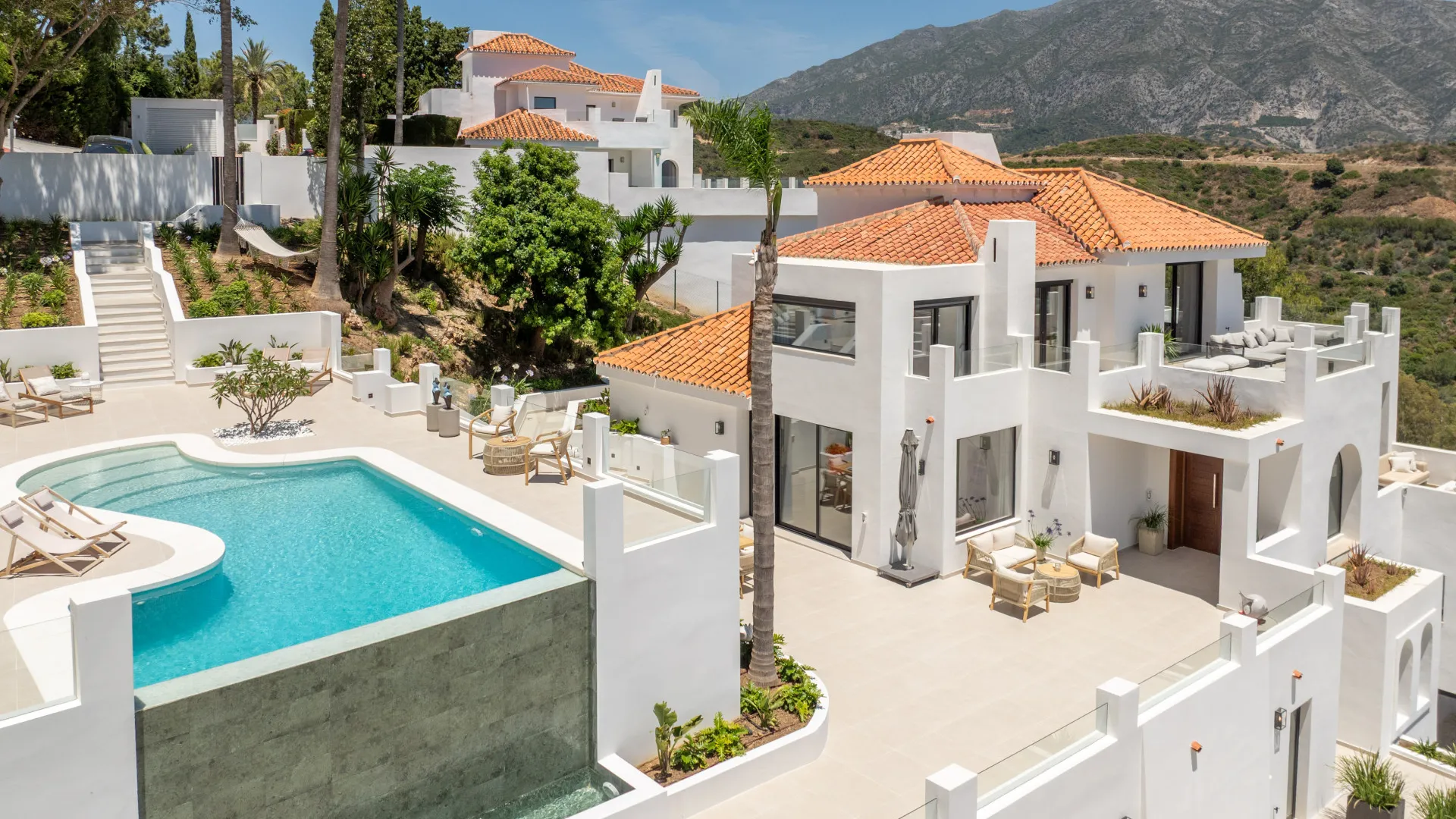 Las Lomas de Nueva Andalucia villa for sale