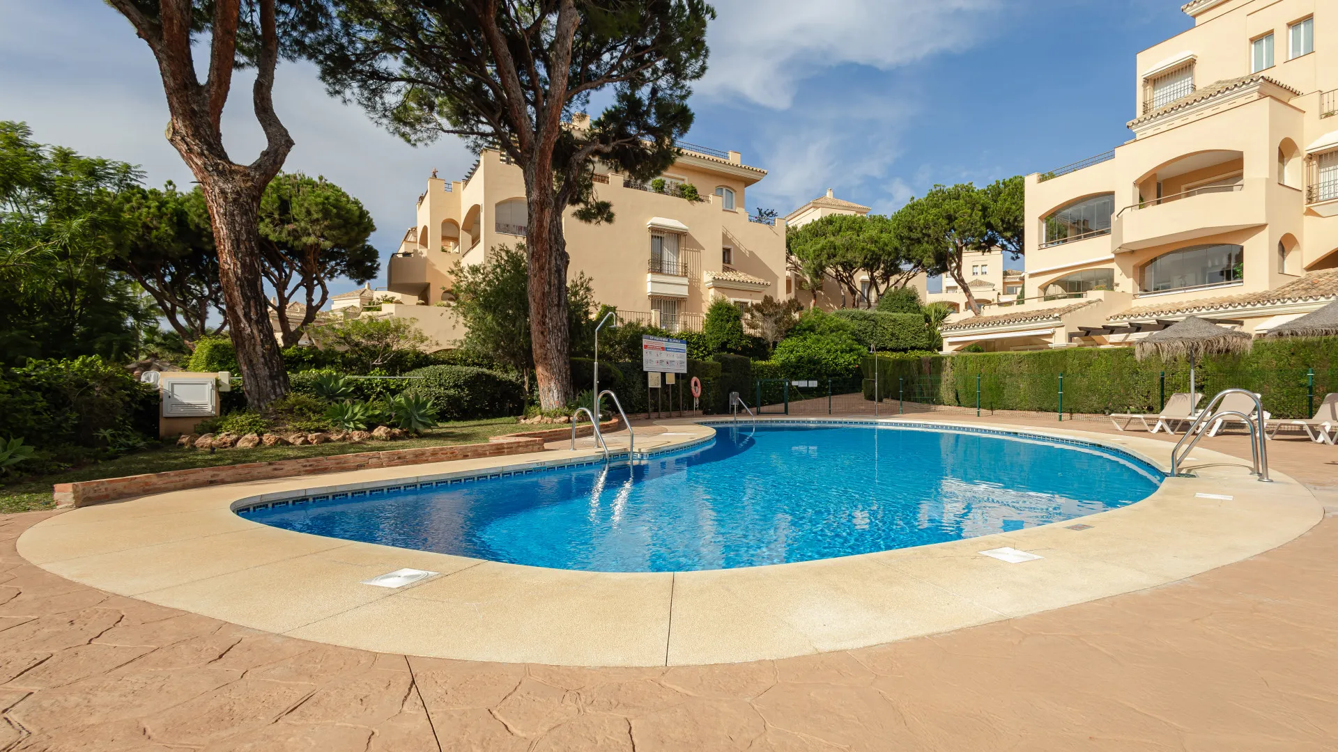 For sale ground floor apartment with 3 bedrooms in Hacienda Elviria