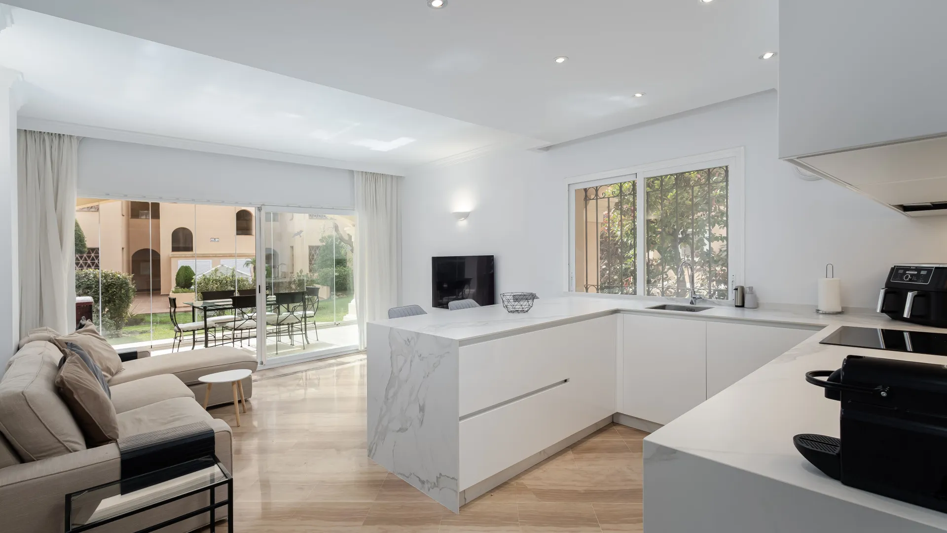 For sale ground floor apartment with 3 bedrooms in Hacienda Elviria