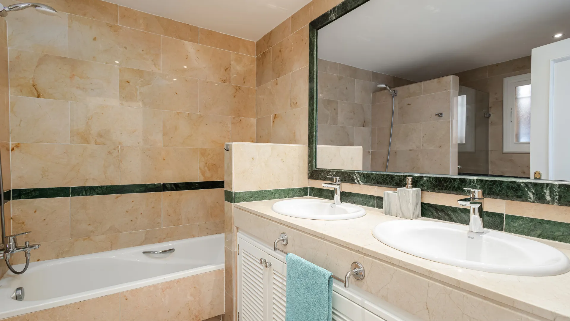For sale ground floor apartment with 3 bedrooms in Hacienda Elviria
