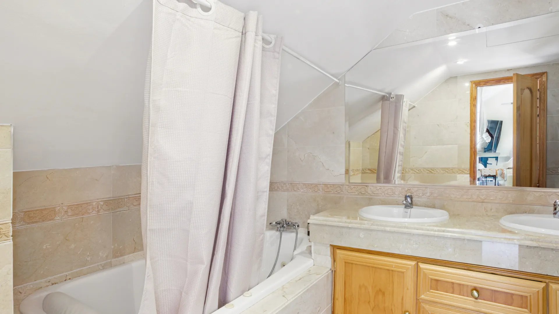 4 bedrooms duplex penthouse for sale in Los Pinos de Aloha