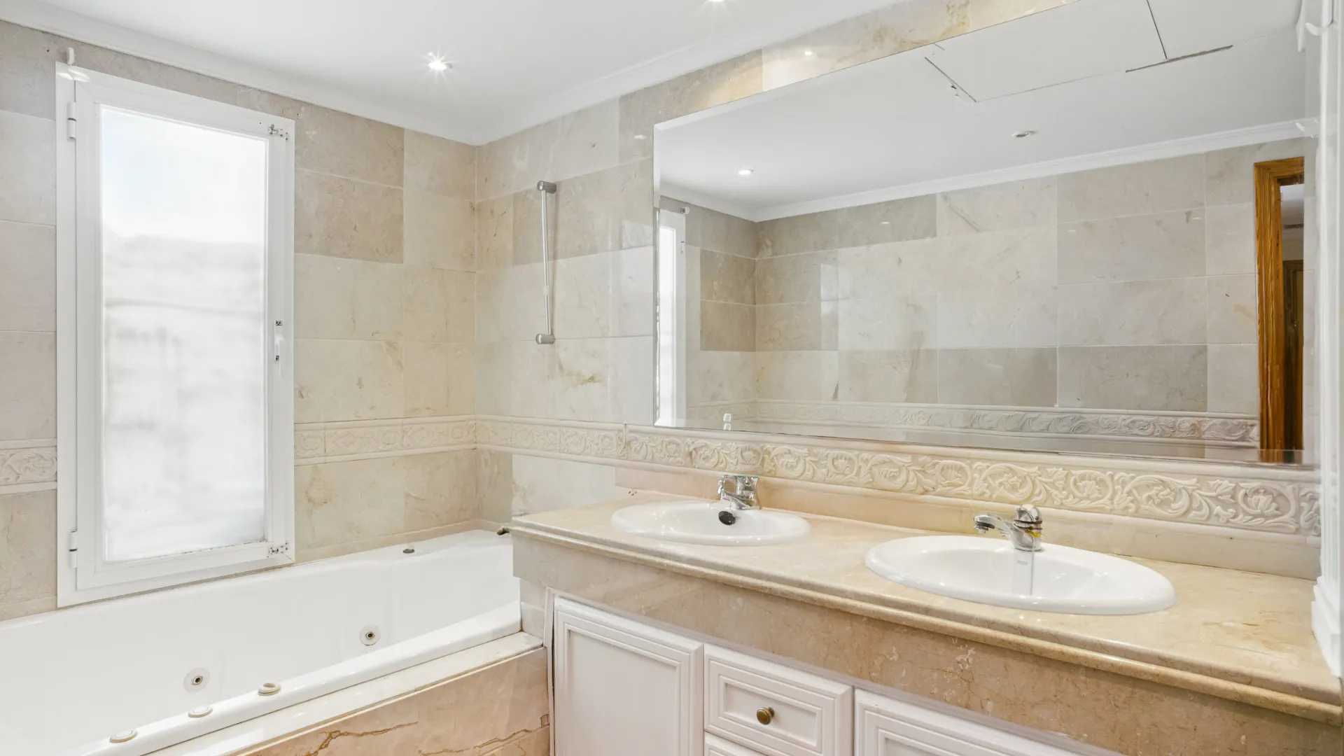 4 bedrooms duplex penthouse for sale in Los Pinos de Aloha