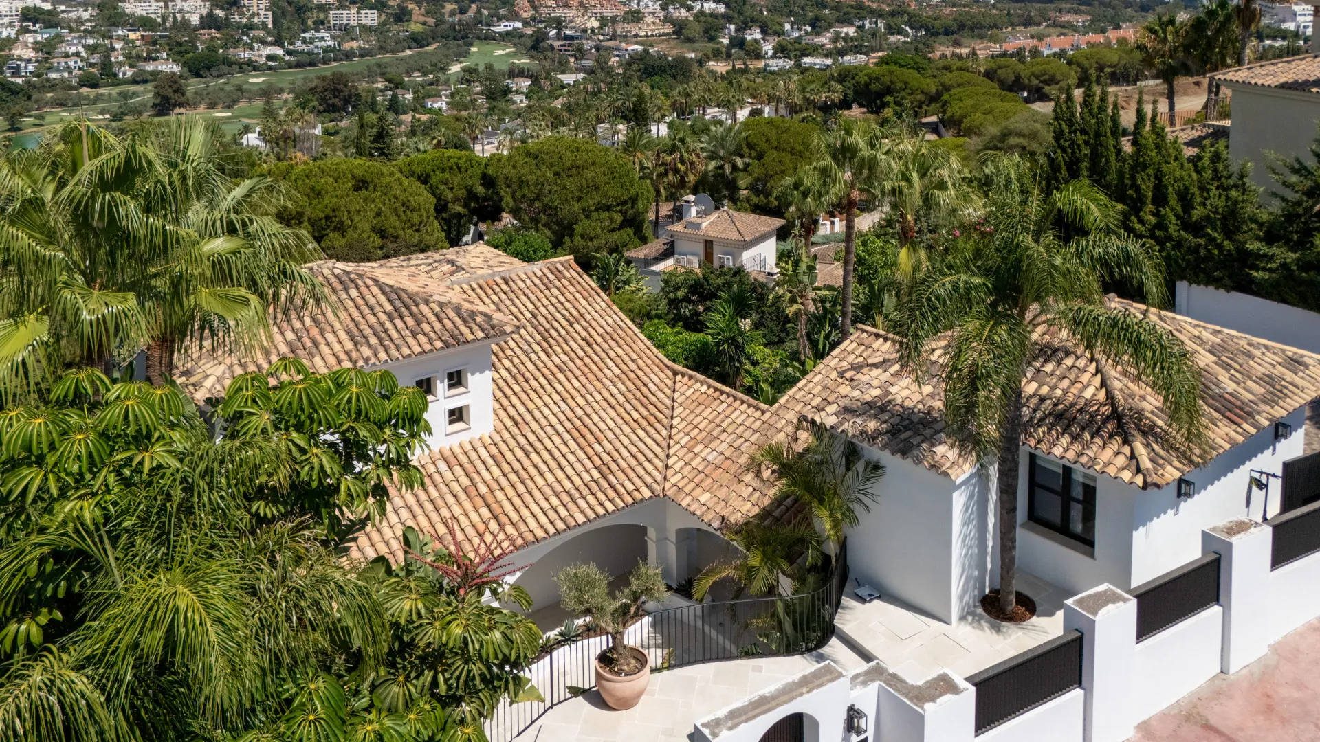 For sale Nueva Andalucia villa with 6 bedrooms