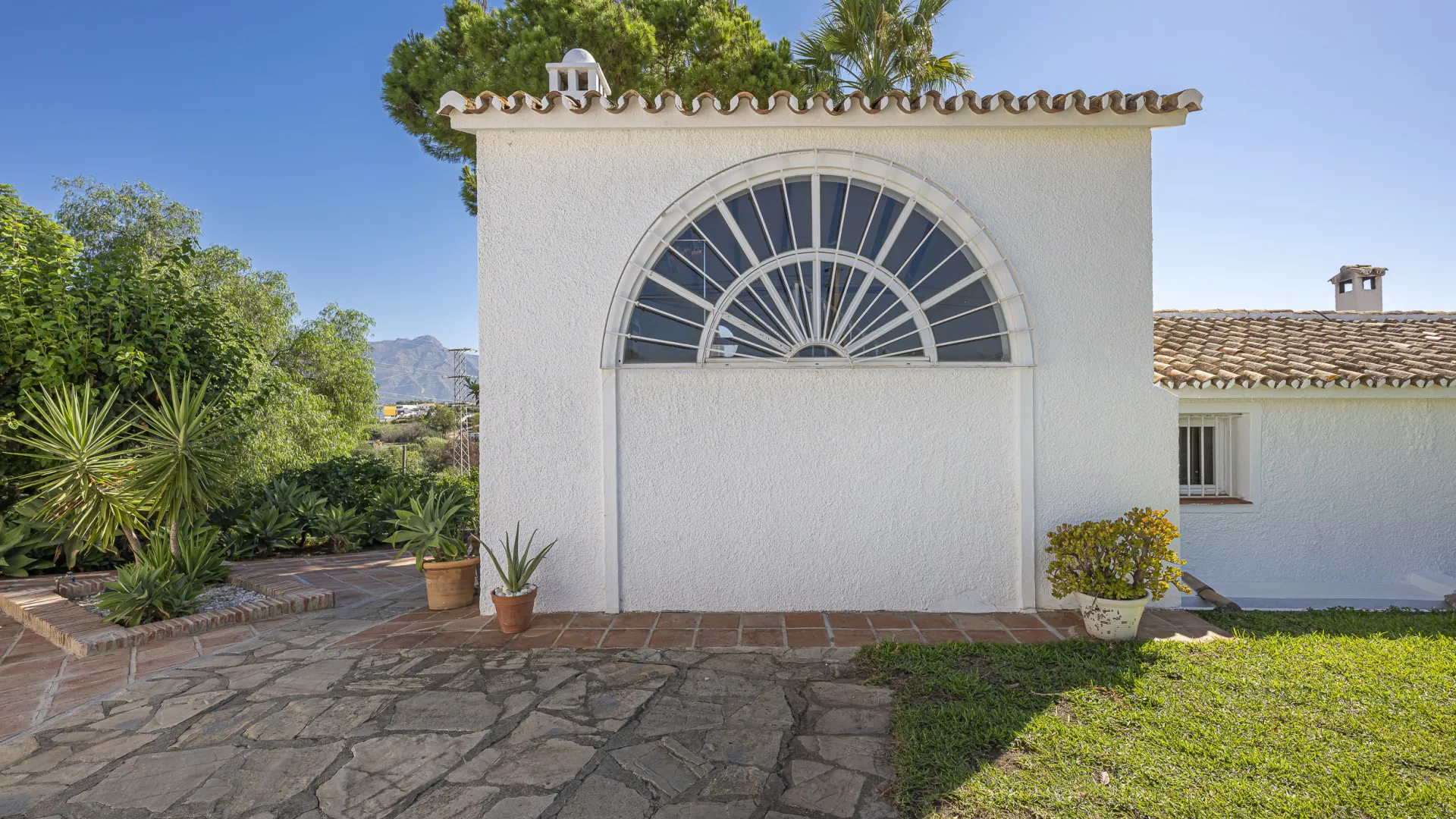 Buy Guadalmina Alta 3 bedrooms villa