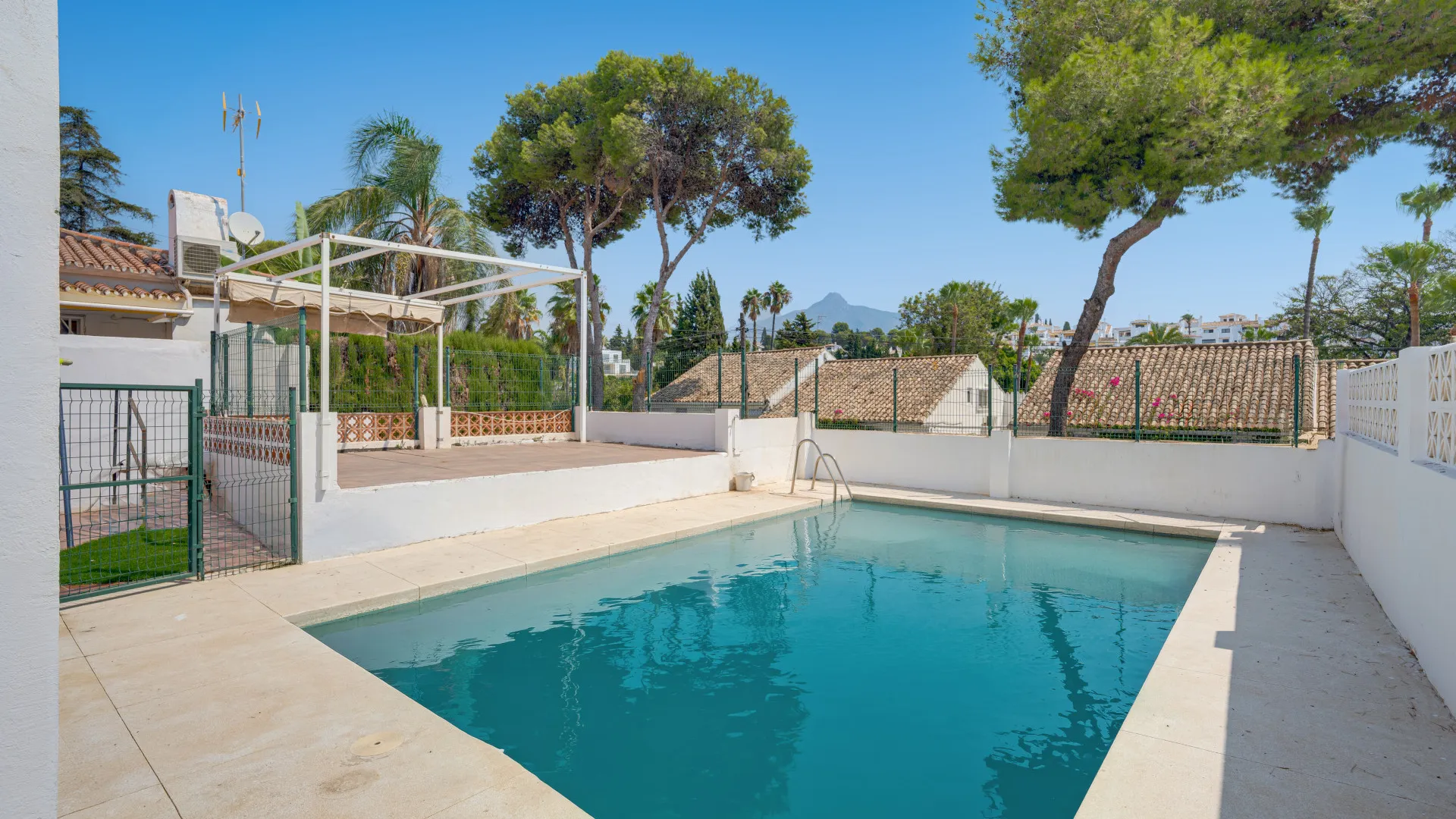Villa for sale in Nueva Andalucia