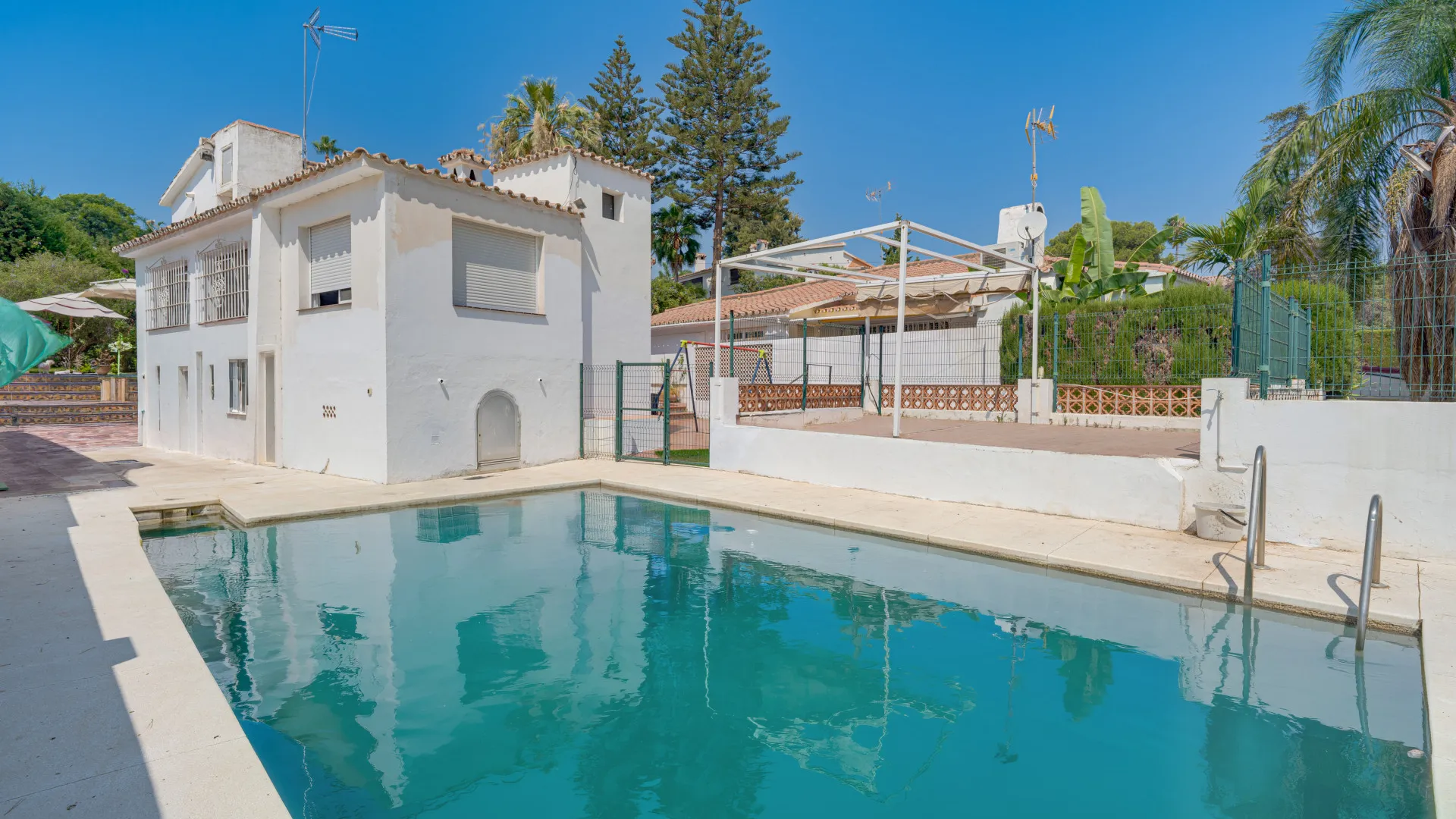 Villa for sale in Nueva Andalucia